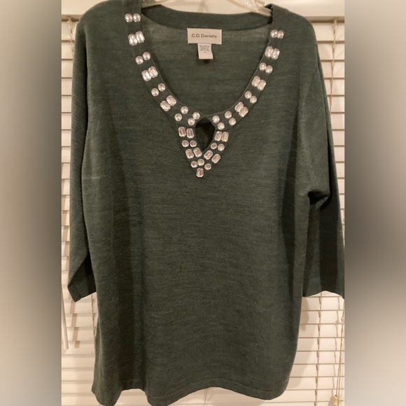 Ladies Size 1X Cathy Daniel’s Gray Top With Rhinestone Added To The  Neckline - Picture 3 of 16